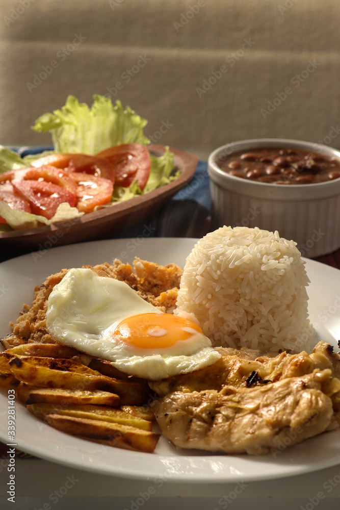 Prato de Comida Brasileira e Caseira Tradicional Prato de Comida Brasileira e Caseira Tradicional