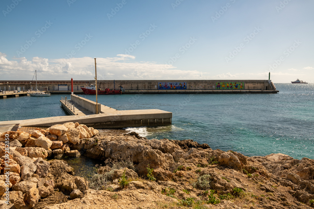 Kaimauer vor einem Hafen in Spanien