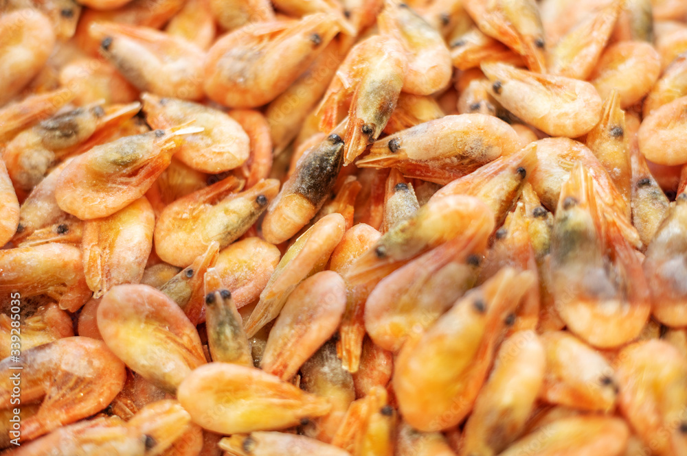 red frozen shrimp in the supermarket refrigerator by weight. Delicious wholesome seafood in the store. red frozen shrimp in the supermarket refrigerator by weight. Delicious wholesome seafood in the store.