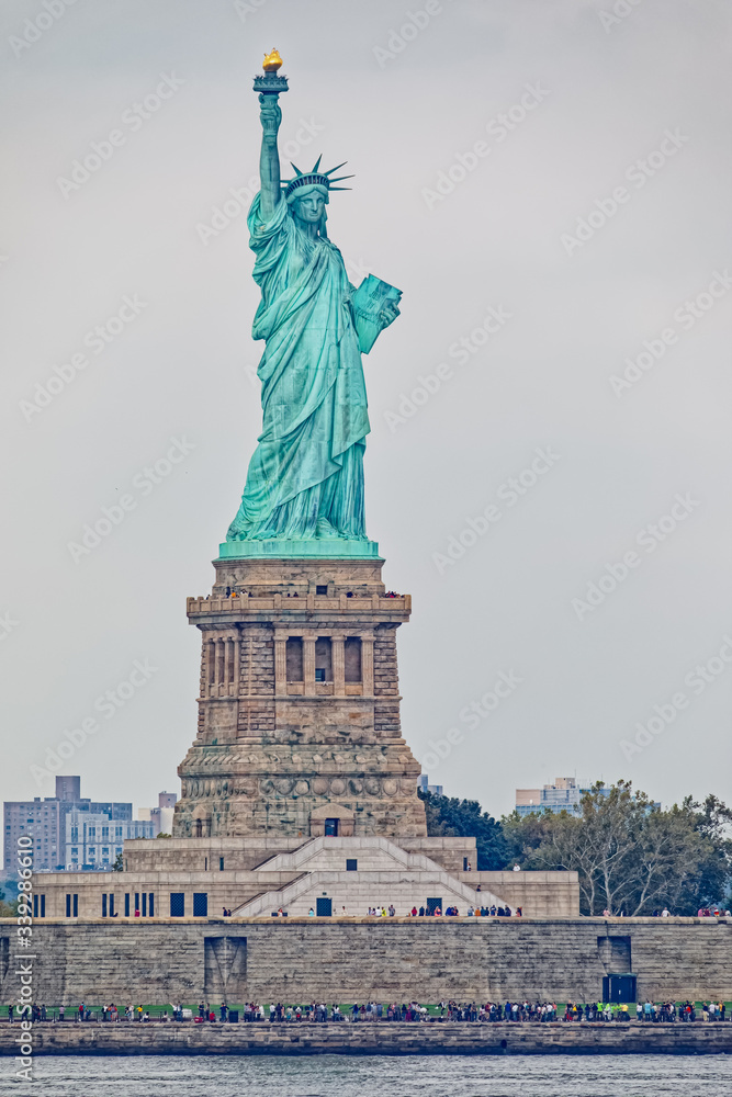 Obraz premium Statue of Liberty on Liberty Island during the gloomy weather in New York.
