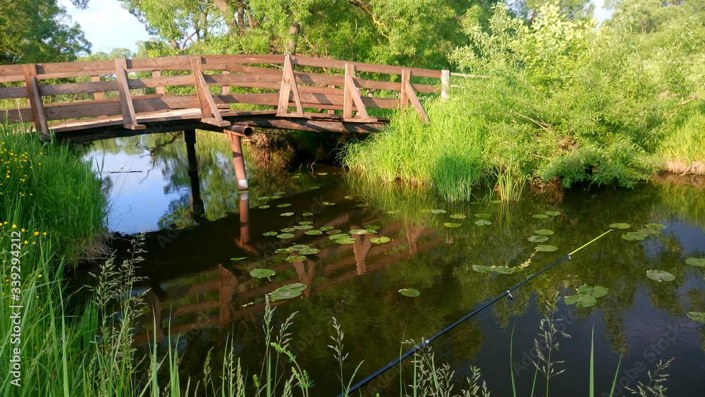 Obraz premium wooden bridge over river