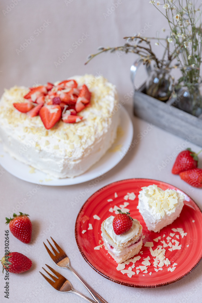 Torte und Törtchen mit Quark und Sahne und weißer Schokolade und Erdbeeren Torte und Törtchen mit Quark und Sahne und weißer Schokolade und Erdbeeren