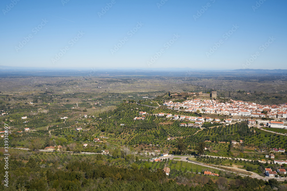 Obraz premium Castelo de Vide in Alentejo, Portugal from Serra de Sao Mamede mountains