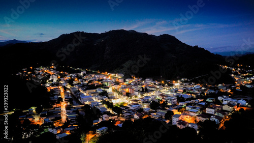 Foto aérea noturna  cidade de Iconha - ES © Gleisson
