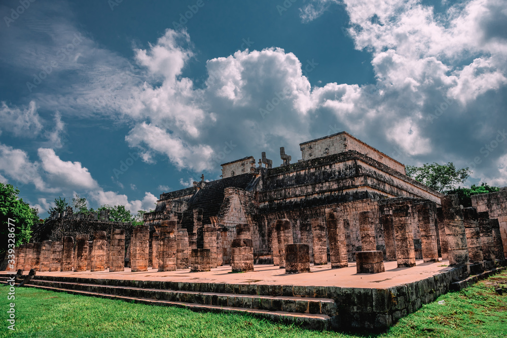Fototapeta premium Ruins of the ancient Mayan civilization in Chichen Itza. Mexico.
