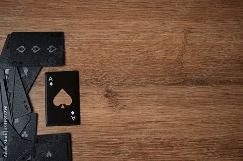 Photos Cartas de poker Texas holdem, cartas en mesa de madera, poker, cartas, suerte, o