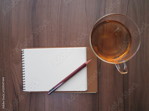 白紙のスケッチブックと鉛筆と紅茶