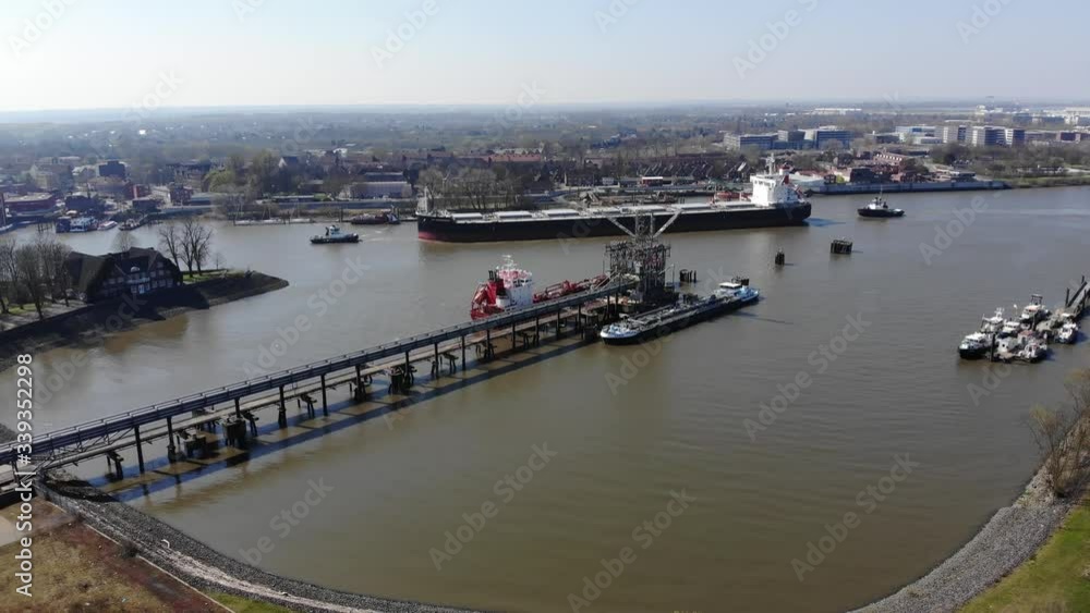 Ausblick und Rundumsicht auf Hamburg, den Hamburger Hafen und die Elbe während der Corona Pandemie Ausblick und Rundumsicht auf Hamburg, den Hamburger Hafen und die Elbe während der Corona Pandemie