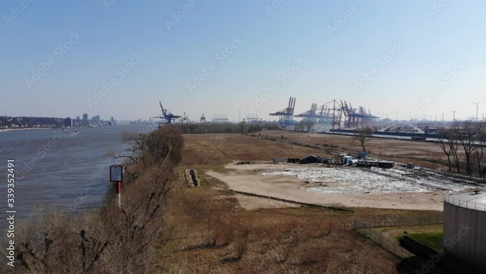Aussicht und Rundumsicht auf den Hamburger Hafen und die Elbe während der Corona Pandemie Aussicht und Rundumsicht auf den Hamburger Hafen und die Elbe während der Corona Pandemie