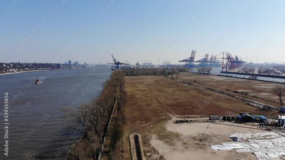 Aussicht und Rundumsicht auf den Hamburger Hafen und die Elbe während der Corona Pandemie Aussicht und Rundumsicht auf den Hamburger Hafen und die Elbe während der Corona Pandemie