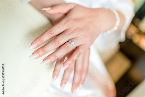 Manos de mujer con anillo de compromiso