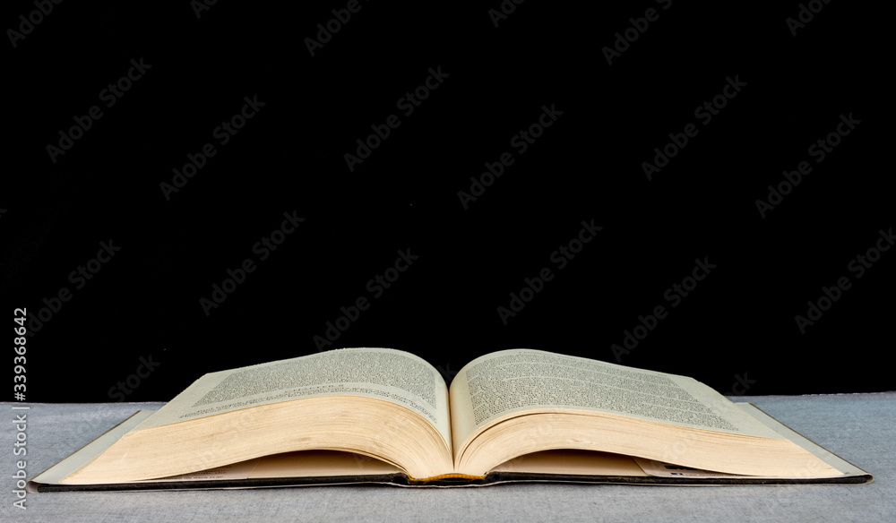 Obraz premium Open Book on Table