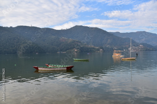 Wallpaper Mural ネパールの山岳都市のポカラ　美しいペワ湖と山林と青空　湖に停泊中のボート Torontodigital.ca