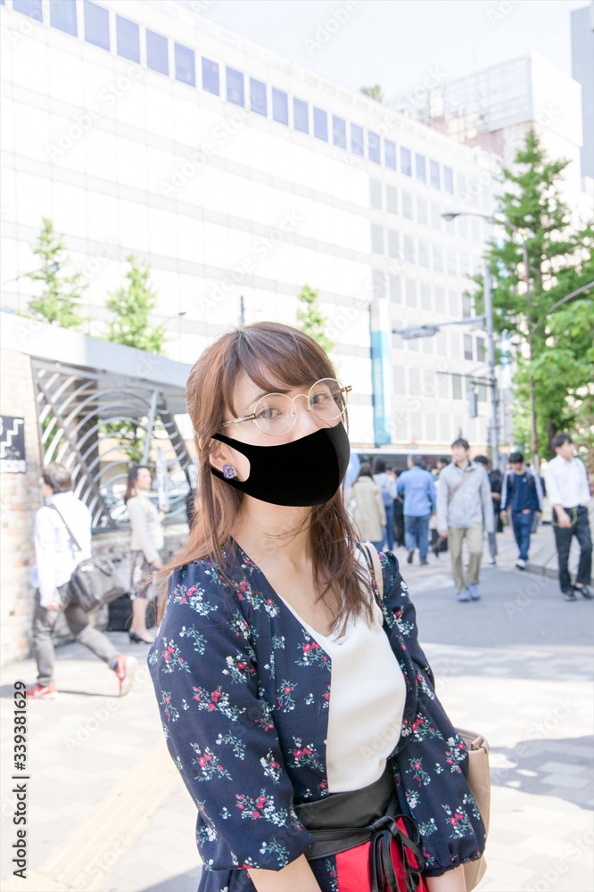 Fototapeta premium マスクをする女性