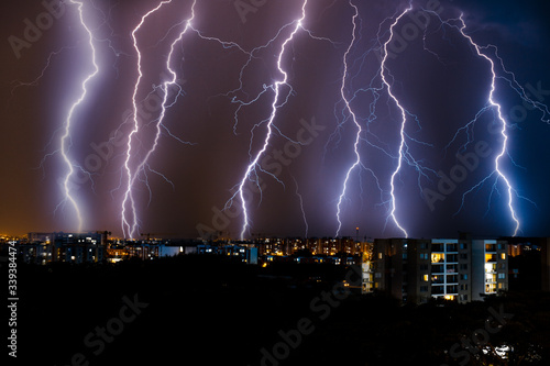 tormenta eléctrica en la ciudad.  photo
