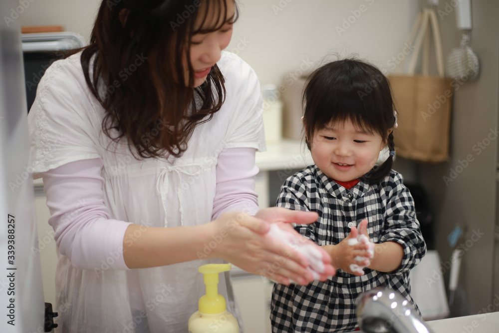 手洗いする親子 手洗いする親子