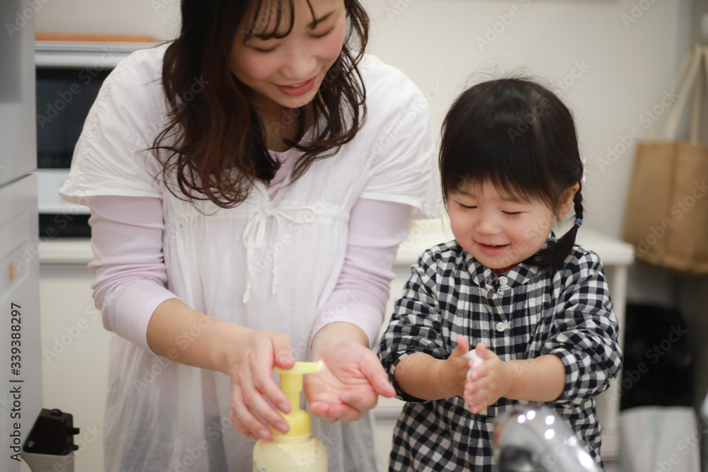 手洗いする親子 手洗いする親子