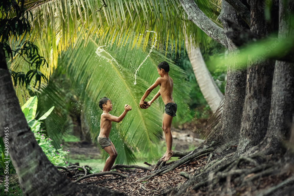 Φωτογραφία Thai boys splashing water during festival Songkran festival, Damnoen Saduak - Ra