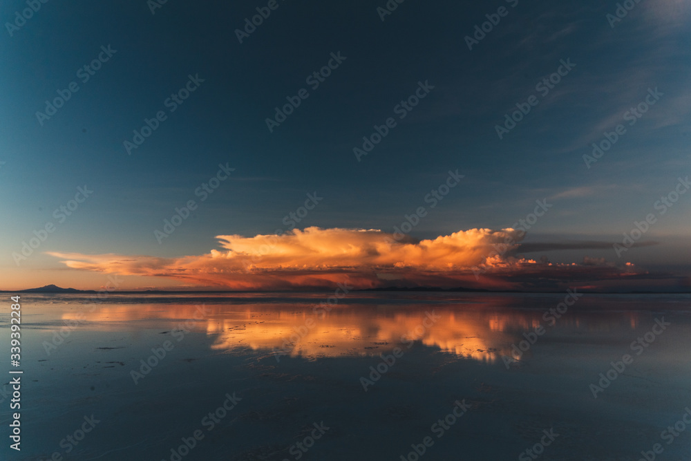 Fototapeta premium atardecer en el salar de uyuni