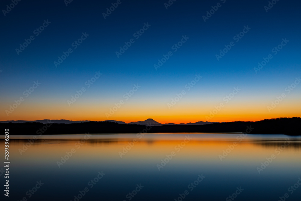 狭山湖に反射する夕焼け