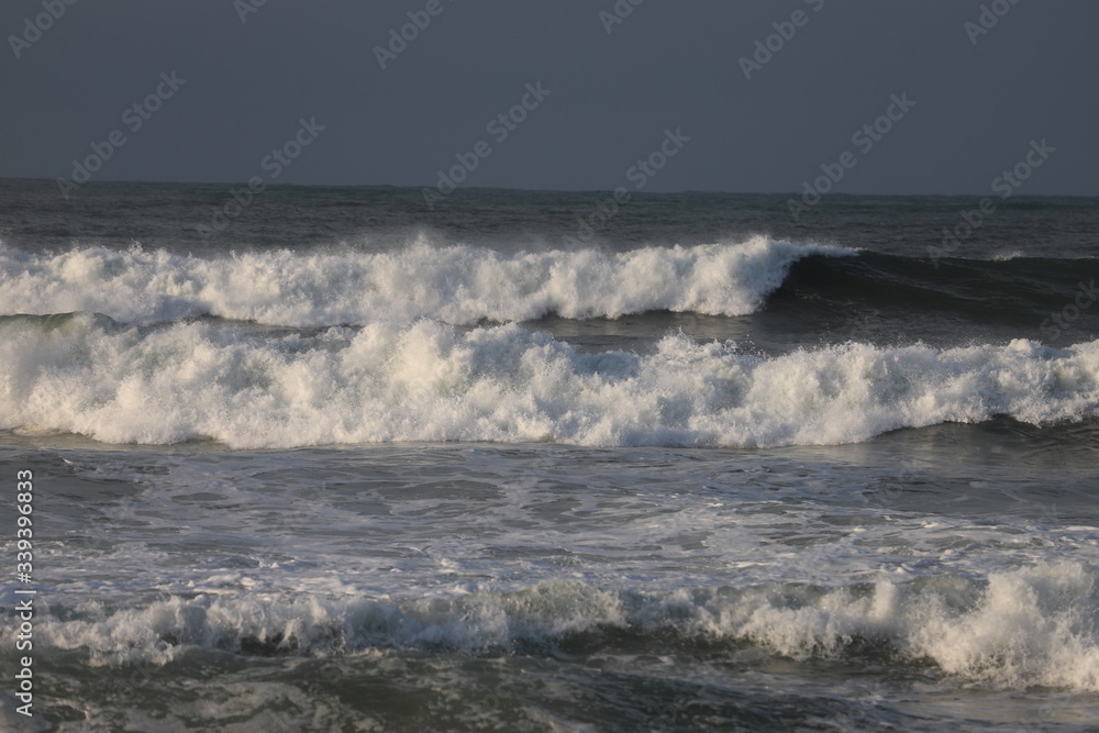 paysage sur la cote basque Hendaye vagues 