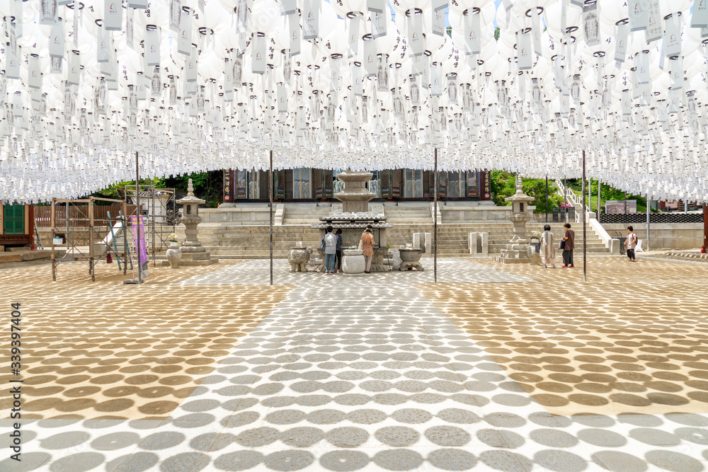 Ταπετσαρία Bongeunsa temple during sunny day time under white lanterns and Buddhists pray to Buddha