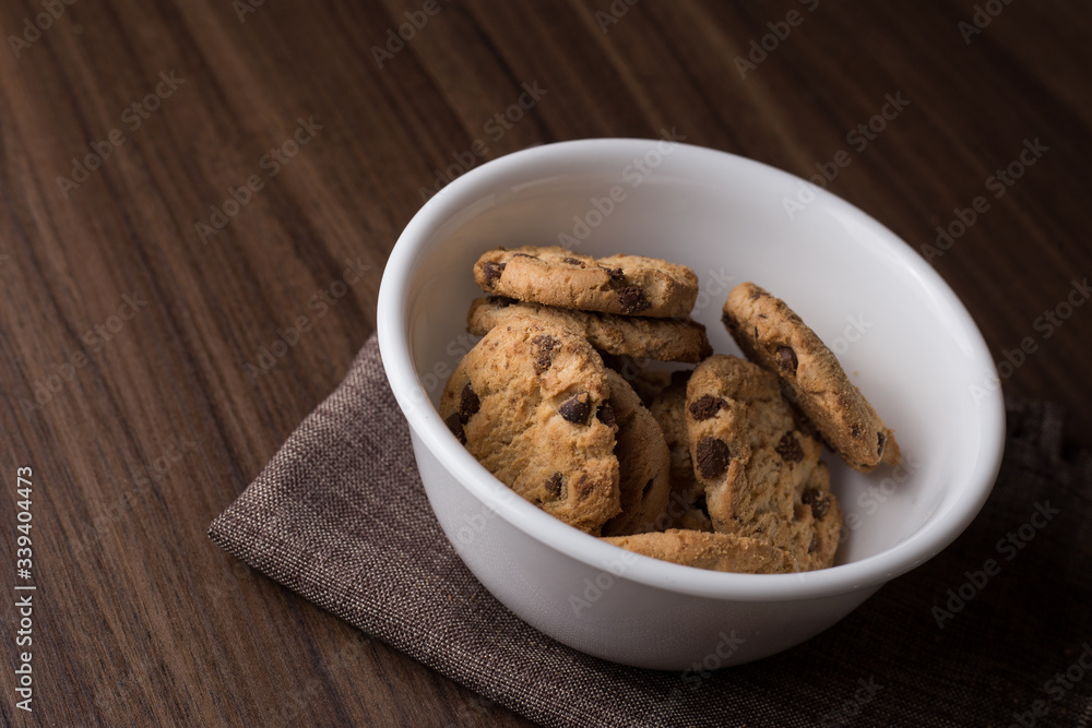 galletas en un plato blanco en un fondo de madera galletas en un plato blanco en un fondo de madera