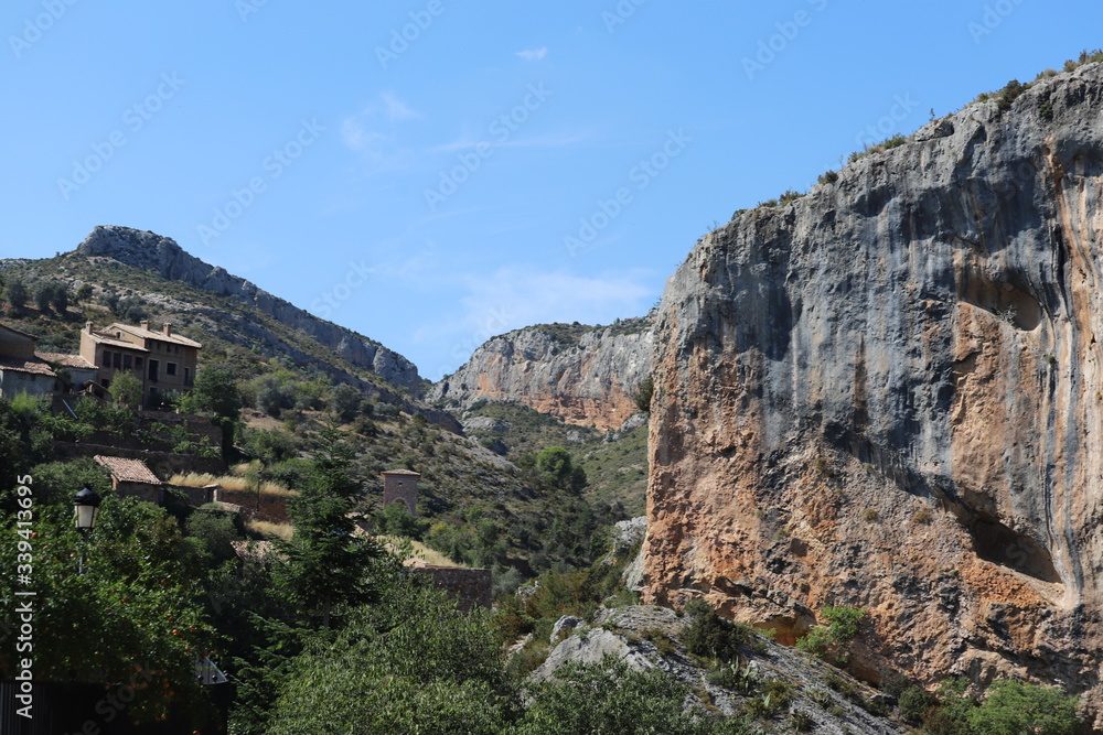 paysage  ville Aquézar  montagne château, falaises canyons architecture
