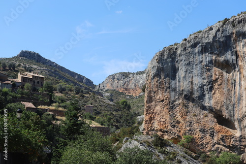 paysage ville Aquézar montagne château, falaises canyons architecture