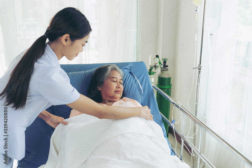Obraz premium the nurses are well good taken care of elderly woman patients in hospital bed patients feel happiness - medical and healthcare concept