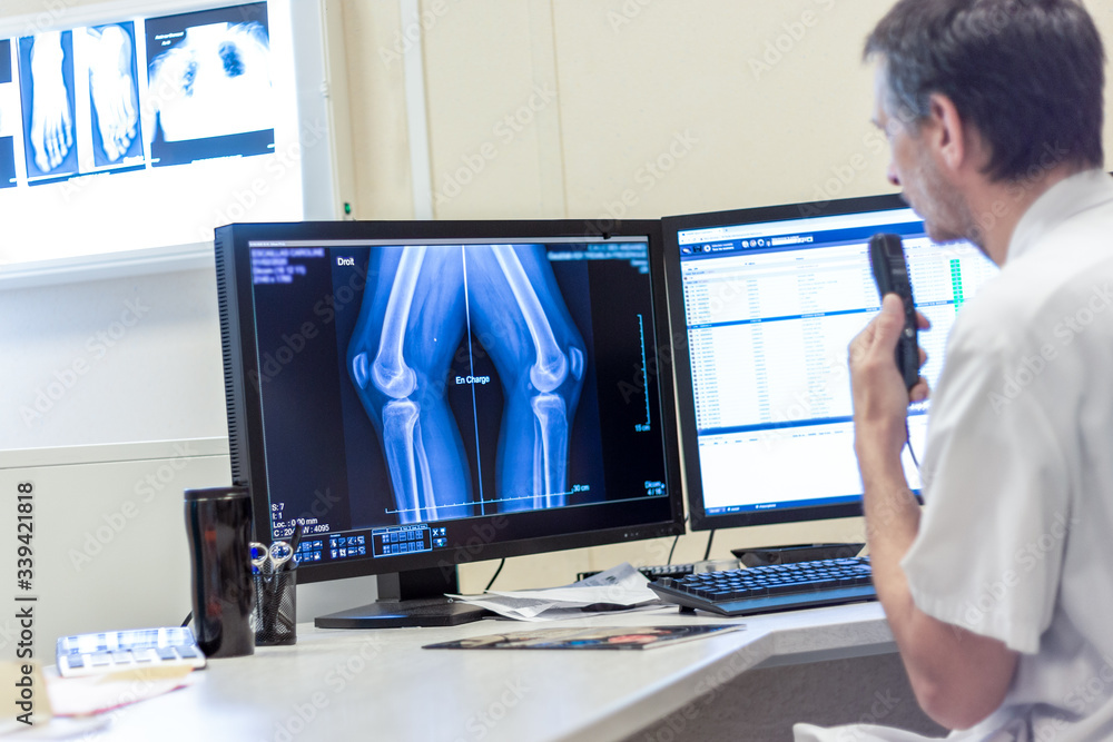 Médecin radiologue imagerie médicale contrôle radio diagnostic au  dictaphone à hôpital foto de Stock | Adobe Stock