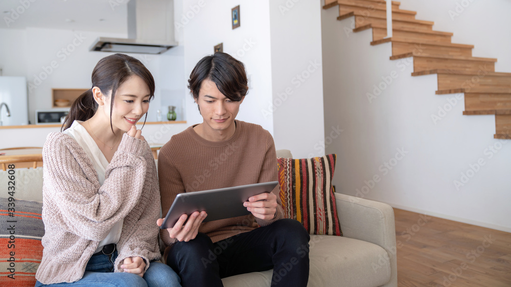 タブレットを見るカップル タブレットを見るカップル