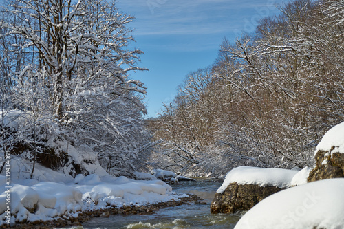 Image of a mountain river in winter.