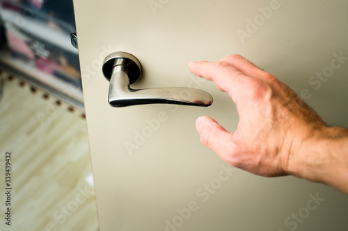 ドアノブ　手