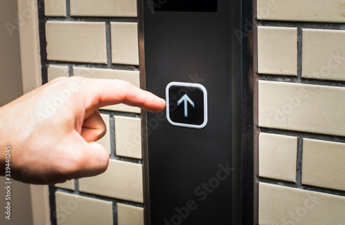 エレベーター　ボタン