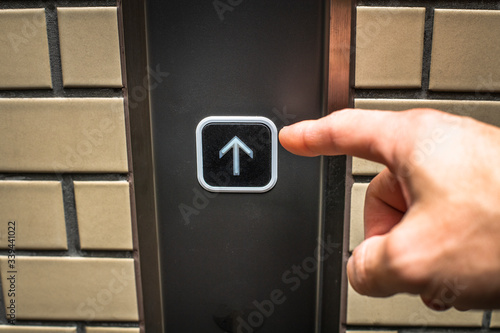 エレベーター　ボタン　上
