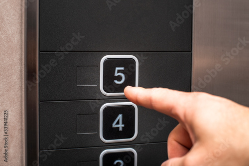 エレベーター　ボタン　指