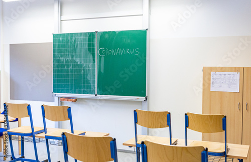 Tafel mit Aufschrift Coronavirus - Schulschließung