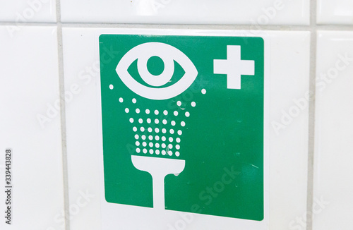 Hinweisschild für Augendusche/Augenspülung im Labor