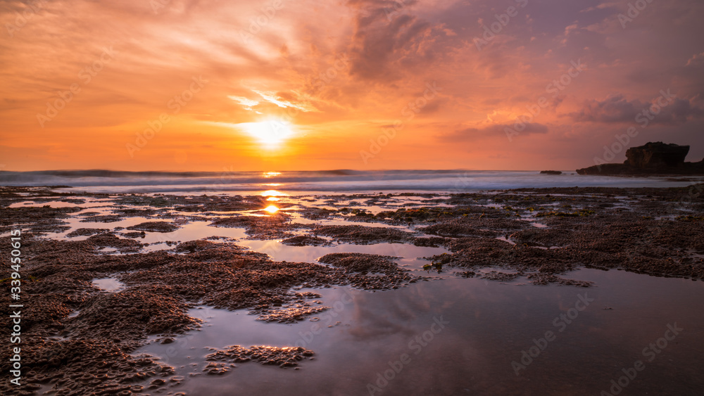 Obraz premium sunset reflection by the beach