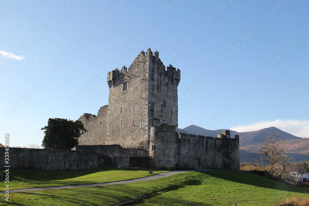 Irlande, vue du château de Ross (Comté du Kerry) Irlande, vue du château de Ross (Comté du Kerry)