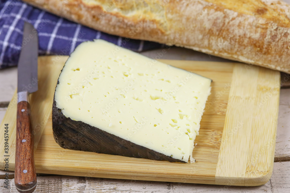 fromage français tomme noire des Pyrénées fromage français tomme noire des Pyrénées