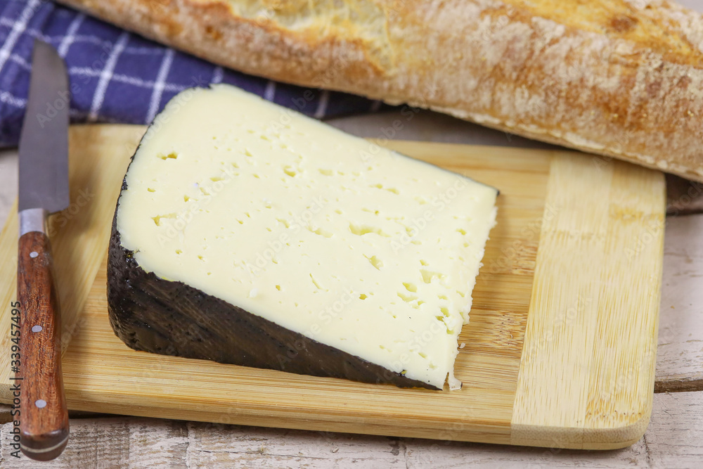 fromage français tomme noire des Pyrénées