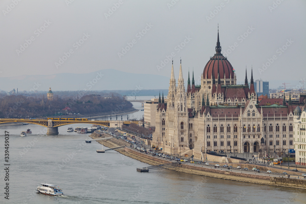 Obraz premium Sitting on the banks of the Danube, the Hungarian Parliament Building in Budapest dates from the late 19th century. It was built in the Gothic Revival style.