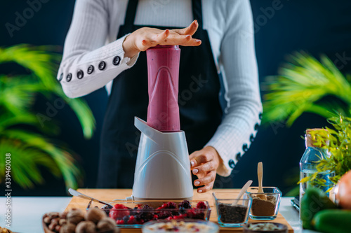 Foto Superfoods - Making Healthy Shake in blender