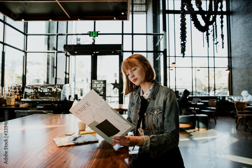 Obraz na płótnie Woman reading a menu
