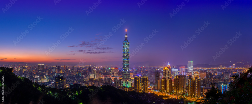 Fototapeta premium Panorama view of Taipei City skyscrapers in sunset from Elephant or Xiangshan mountain. Landmark of Taiwan. Cityscape in twilight time, Teipei. Taiwan