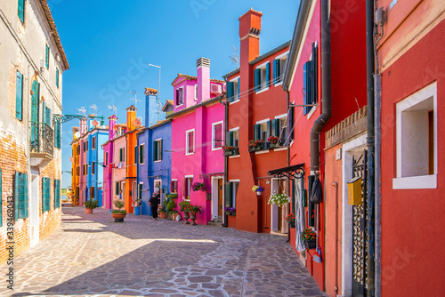 Fototapeta Naklejka Na Ścianę i Meble -  Colorful houses in downtown Burano, Venice, Italy