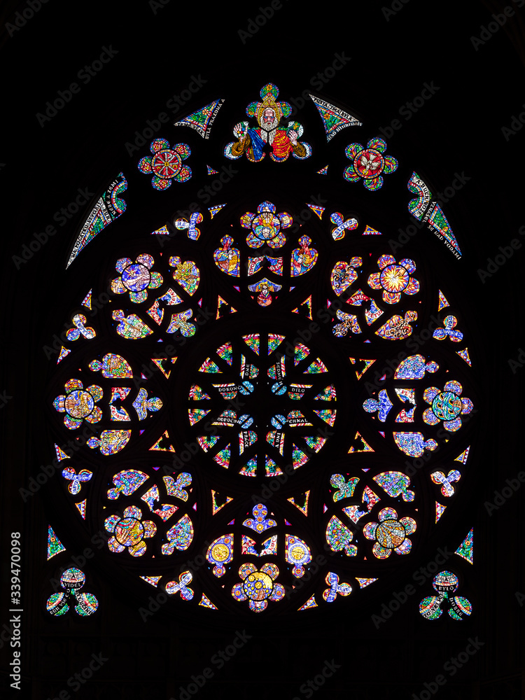 vetrata del rosone della cattedrale di San Vito a Praga vetrata del rosone della cattedrale di San Vito a Praga