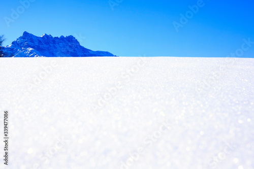 雪に覆われた冬の日中 photo